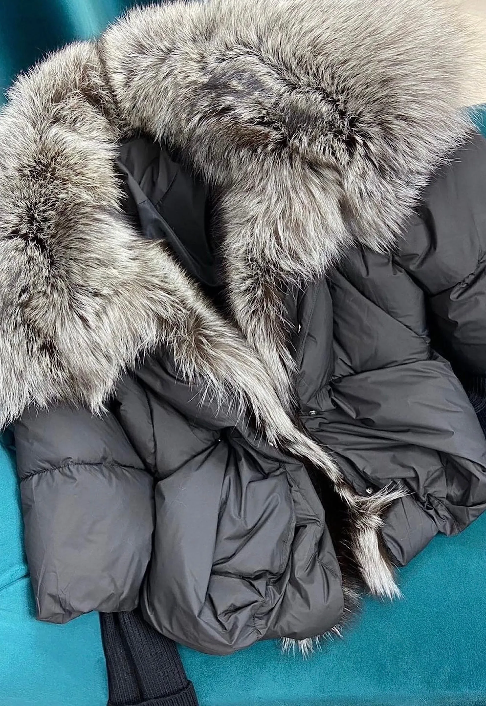 𝐋𝐈𝐌𝐈𝐓𝐄𝐃 𝐄𝐃𝐈𝐓𝐈𝐎𝐍 Down Fur Jacket with Silver Fox Fur