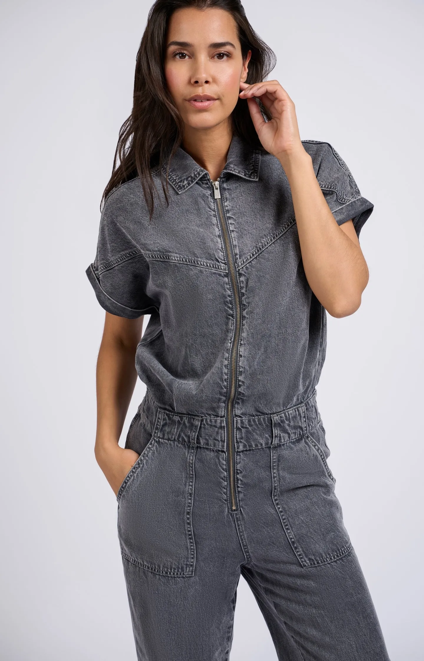 Denim jumpsuit with short sleeves, wide legs and zipper