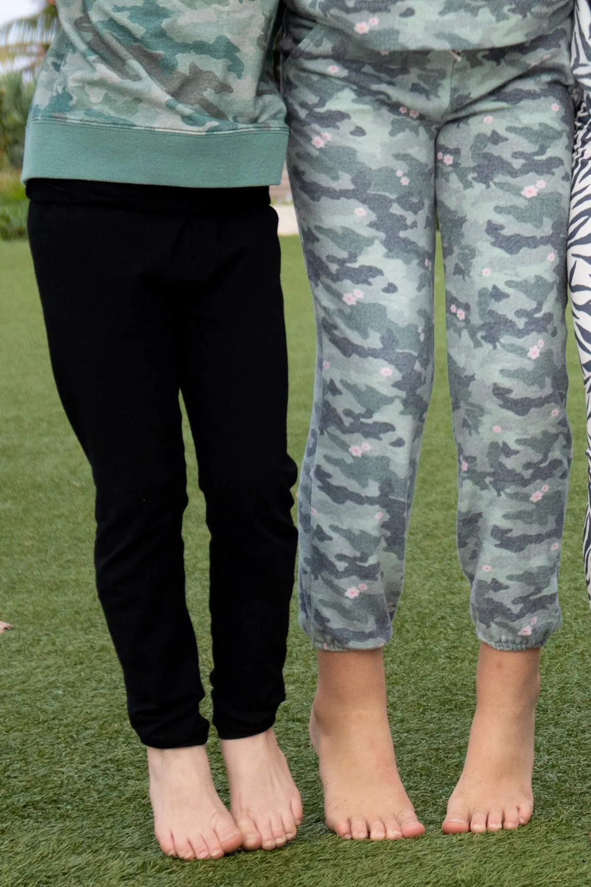 Feather 4 Arrow Sunday Girls Sweatpants - Camo