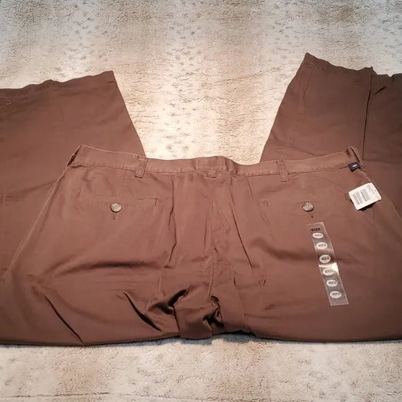 NWT Dockers Classic Fit Brown Khaki Chino Size 40x32